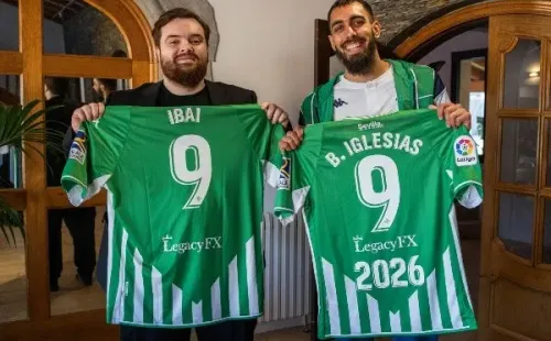 Ibai y Borja posando con la ‘9’. (@RealBetis)