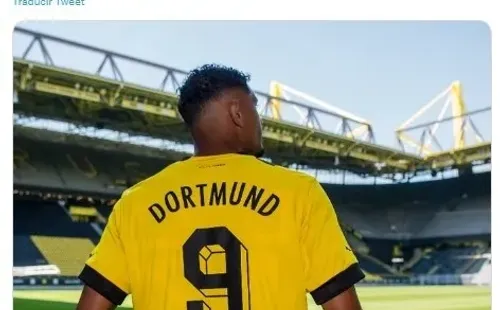 Haller en presentación con Borussia Dortmund. Twitter @BVB.