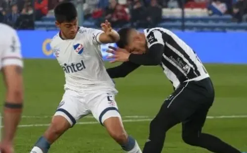 Acción de juego entre Nacional y Wanderers. Twitter.