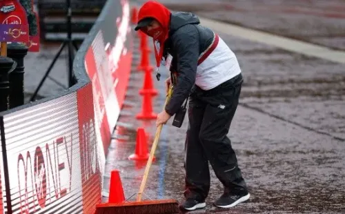 Los voluntarios secando las calles de Londres, en la previa al inicio de una de las ediciones (Getty Images)