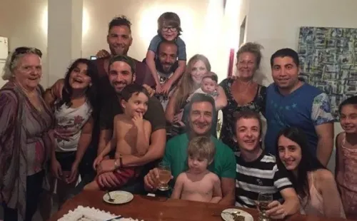 El delantero y una foto del pasado con su familia (Foto: Twitter @G_Higuain)