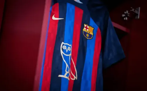 La camiseta que utilizó el equipo español con el logo de Drake (Foto: Web FC Barcelona)