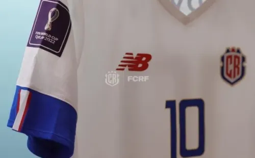 La playera alternativa de la Selección de Costa Rica en el Mundial de Qatar 2022 (Foto: Twitter @fedefutbolcrc)