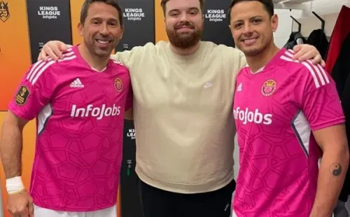 Ibai y Chicharito antes del debut de Porcinos FC en la Kings League (Foto: Twitter Ibai Llanos)