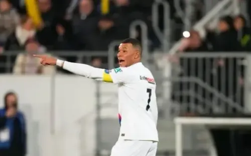 Kylian Mbappé con la cinta de capitán en el PSG vs. Pays de Cassel.