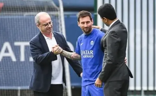 Lionel Messi junto al director deportivo del PSG Luis Campos y Nasser Al-Khelaifi