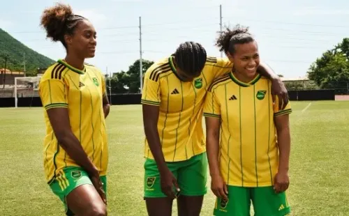 Allyson Swaby, Khadija Bunny Shaw y Drew Spence con la camiseta oro.