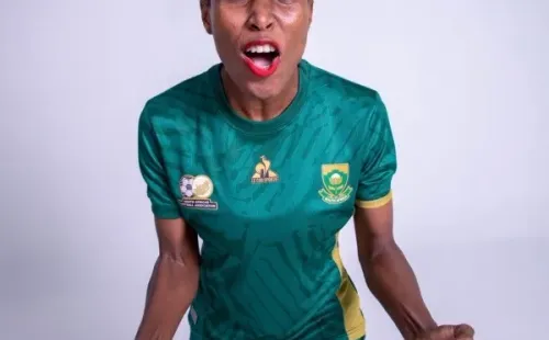 Nomvula “LipstickLady” Kgoale y la camiseta verde.