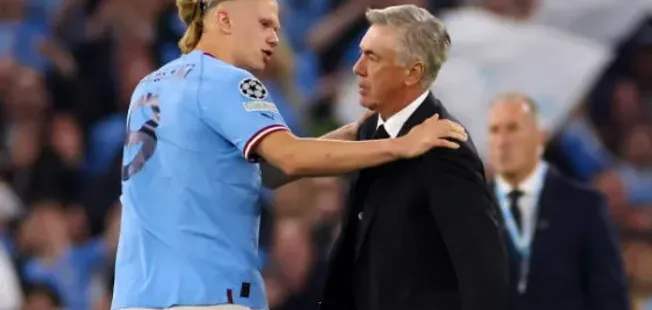 Carlo Ancelotti con Erling Haaland tras la derrota del Real Madrid 4 a 0 con el Manchester City. Getty Images.