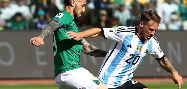 Alexis Mac Allister jugando en la altura contra Bolivia