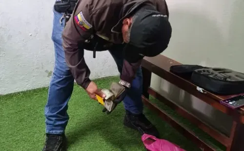 La Policía entró al camerino de árbitros en el estadio 7 de Octubre en Quevedo y encontró fundas con montos que superan los 9000 dólares. (Foto: @AlgoBigoton)