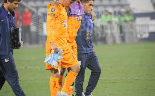 Campos dejando Matute ante Colo Colo. (Foto: Carlos Nieto/Momento Deportivo)