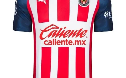 Playera de local de Chivas. (Puma)