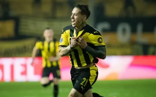 Jesús Trindade celebrando un gol con la playera de Peñarol