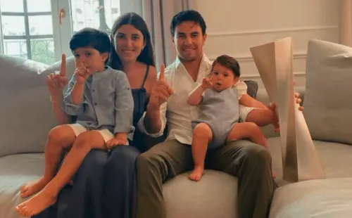 Checo Pérez y Carola Martínez junto a dos de sus tres hijos (Foto: Instagram schecoperez)