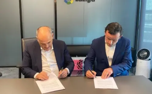 Javier Tebas y Mikel Arriola, en el momento de la firma de la renovación del acuerdo. Liga MX