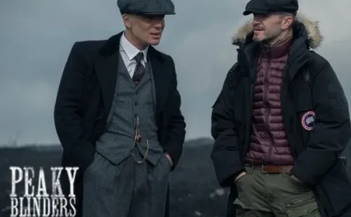 Anthony Byrne junto aCillian Murphy, en ‘Peaky Blinders’.