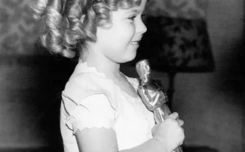 Shirley Temple con su Premio Óscar. 