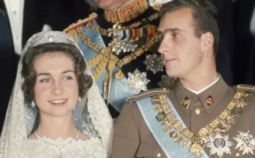 La Reina Sofía y el Rey Juan Carlos en su boda. Foto: (Vaity Fair)