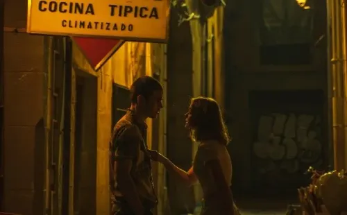 Julio y Clara en A través de mi Ventana. Foto: (Netflix)