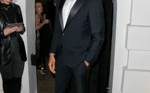 Regé-Jean Page llegando a la cena de los BAFTA. Foto: (Getty)