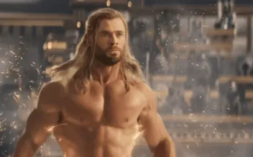 Chris Hemsworth protagoniza Thor: Love and Thunder (IMDb).