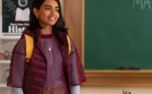 Megan Suri como Aneesa Qureshi (Netflix).