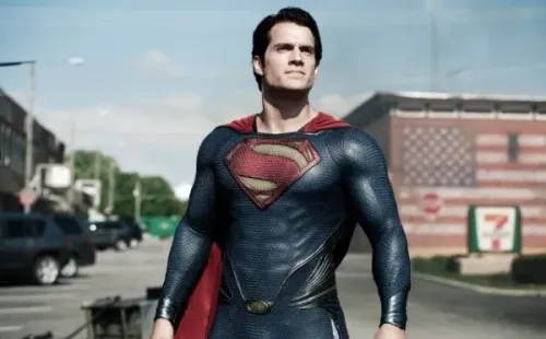 Henry Cavill personifica a Superman en DC (IMDb).