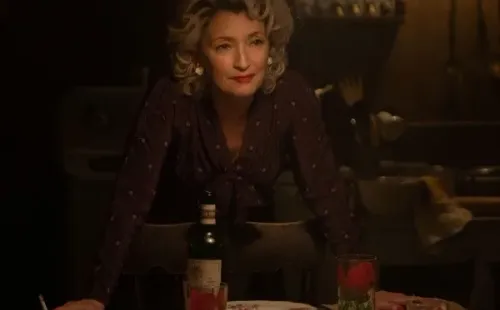 Lesley Manville es Blanche Weboy (Netflix).