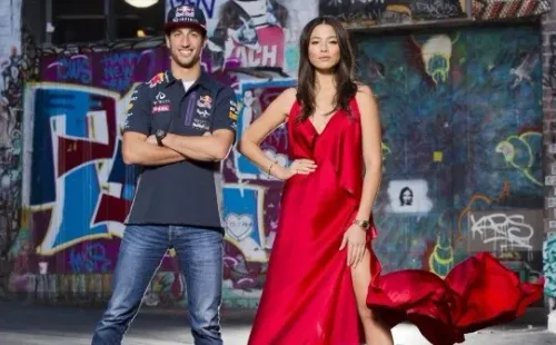 Pese a que ambos intenten ocultarlo, el amor une a los australianos Ricciardo y Gómez (Getty Images)