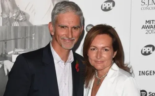 Pareja consolidad y que se mantiene abajo de las pistas entre Damon Hill y Susan George (Getty Images)