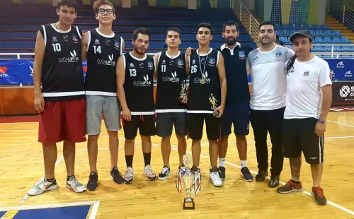 Algunos integrantes del plantel de básquetbol