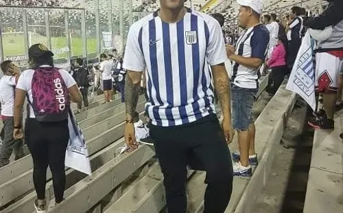 Julio Canela alentando a Alianza Lima en el Monumental