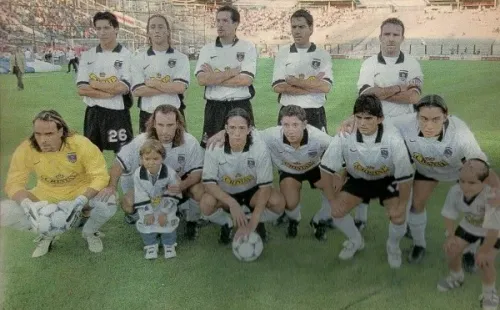 Luis Mena con apenas 20 años, junto a varios referentes de los 90 (Foto: Archivo)