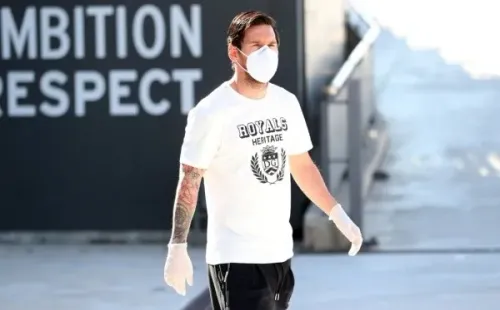 Messi arribó también con su mascarilla y guantes.