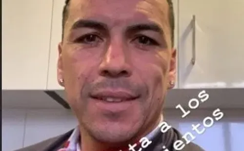 El capitán albo está en su casa.