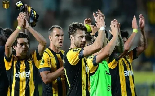 El presente deportivo de Peñarol no es muy distinto al de Colo Colo. | Foto: Archivo