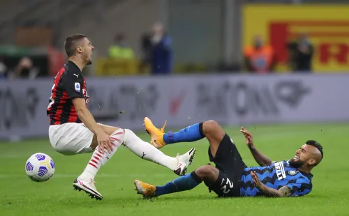 Arturo Vidal en el derbi de Milán