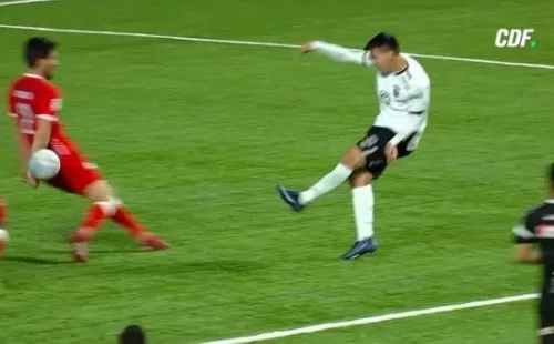 Mano clara que ni en el VAR se revisó. | Foto: Captura.