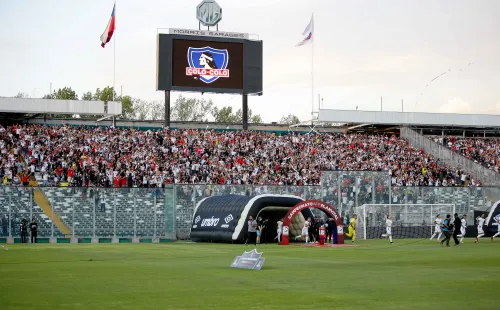 Público colocolino en el estadio Monumental