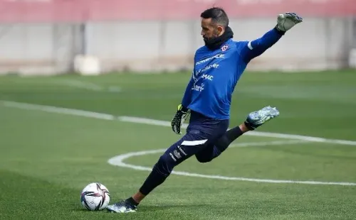 Claudio Bravo volverá al Monumental. (Fotos: ANFP)