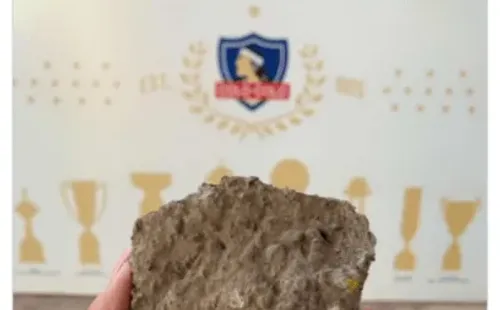 El tweet con que Audax dio a conocer uno de los proyectiles que cayeron a la cancha el sábado. | Foto: Captura.