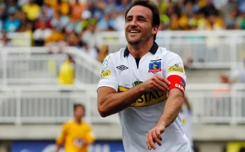 Fuenzalida también sabe lo que es portar la jineta de capitán en Colo Colo. | Foto: Agencia UNO.