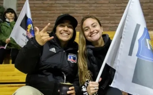 Elisa Durán y Antonia Alarcón, parte del equipo de fútbol femenino de Colo Colo asistieron a apoyar a las Albas | Imagen: CSD Colo Colo