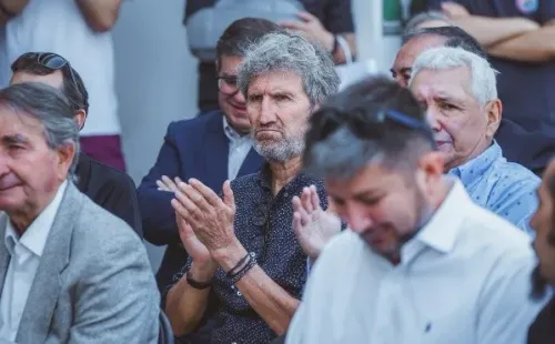 La emotiva jornada en que Carlos Caszely conoció la estatua en su honor | Imagen: Guillermo Salazar