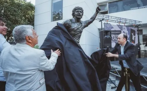 La emotiva jornada en que Carlos Caszely conoció la estatua en su honor | Imagen: Guillermo Salazar