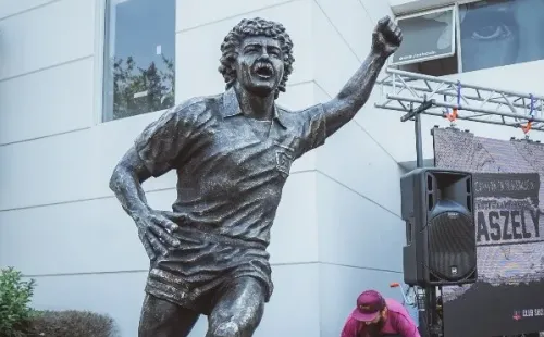 La emotiva jornada en que Carlos Caszely conoció la estatua en su honor | Imagen: Guillermo Salazar