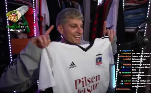 Misho con la camiseta de Colo Colo. Crédito: Twitch.