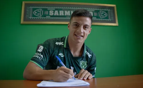 La foto oficial de Elías López firmando en Sarmiento. (Foto: Prensa Sarmiento).