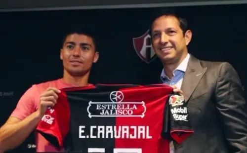 Esteban Carvajal posando con la camiseta de Atlas